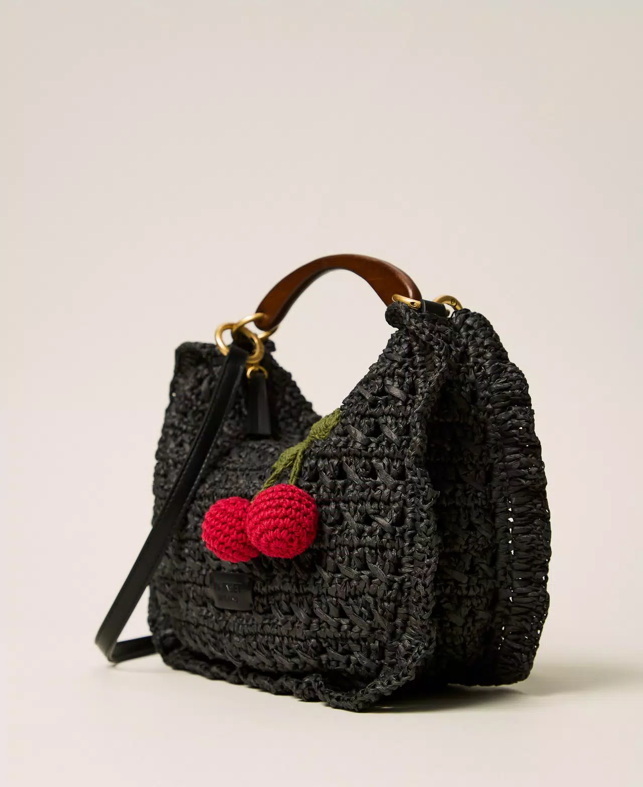 Borsa ‘Croissant’ in rafia crochet con ciliegie